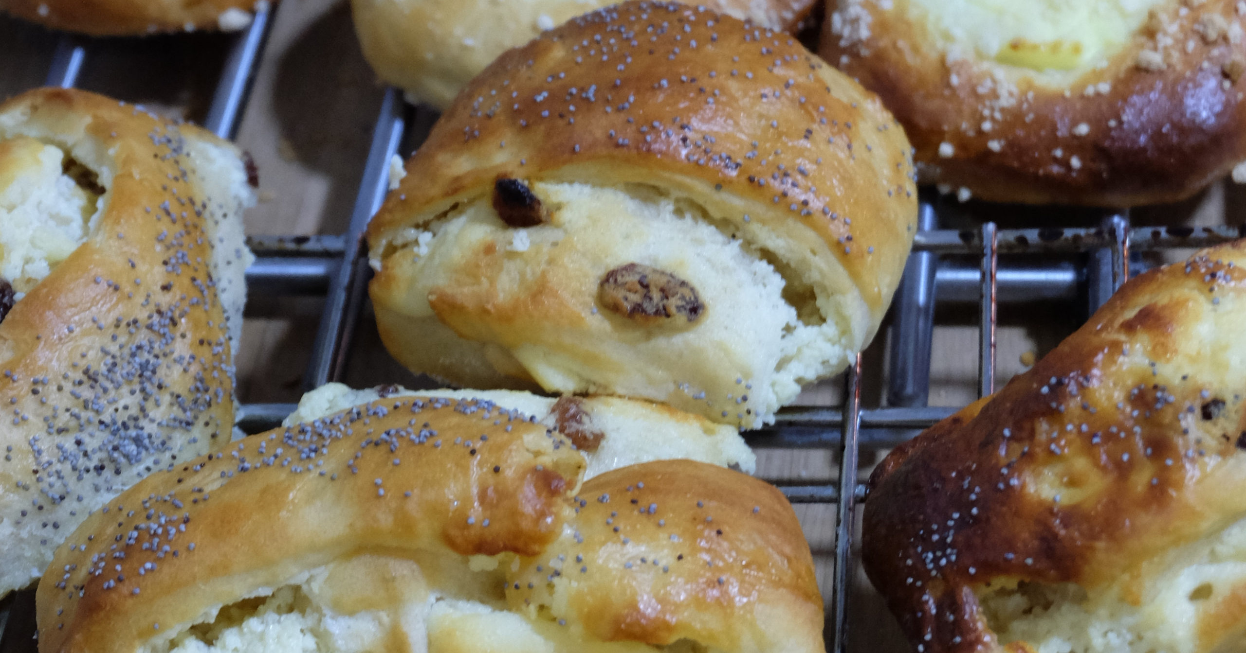 Drożdżówki. Sweet buns with pudding or cheese.