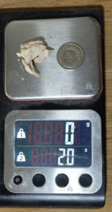 Dwa gramy drożdży w porównaniu ze złotówką