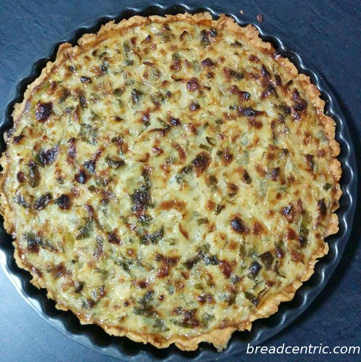Onion and herbs tart