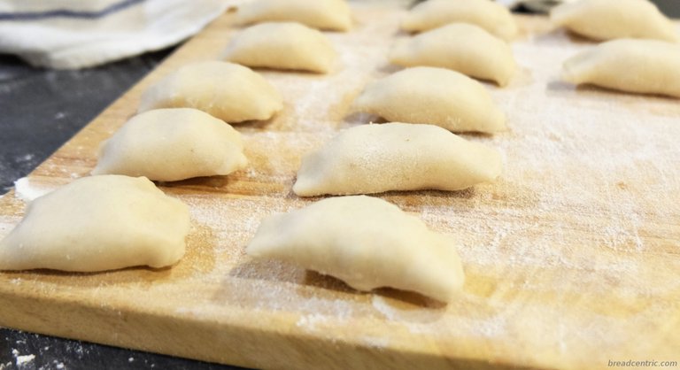 Posypana mąką deska/taca na gotowe surowe pierogi również będzie przydatna