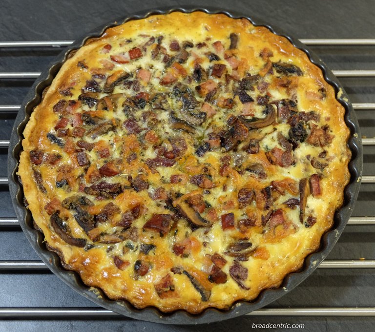 Tarta z kiełbasą i grzybami